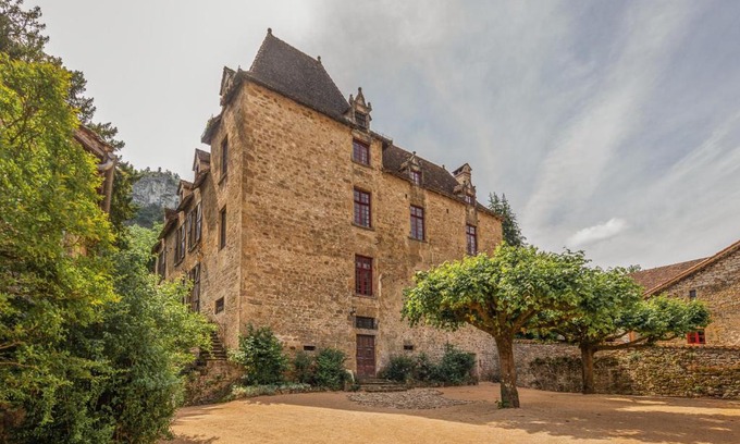 Autoire Bed & Breakfast | Discover Oceanfront Bliss at Manoir de Laroque Delprat