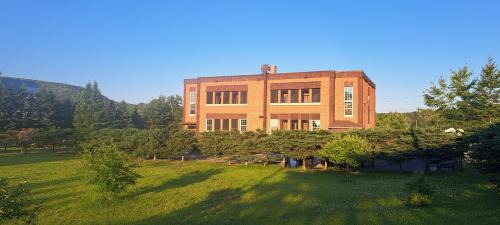 Lac Baker Hotel | Experience Manoir Des Lacs: Oceanfront Escape with Beach Access