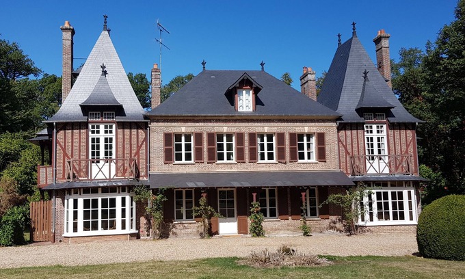 Les Baux-Sainte-Croix House | Discover Manoir du Chambellan: Guest Rated 9.6/10 & Breakfast