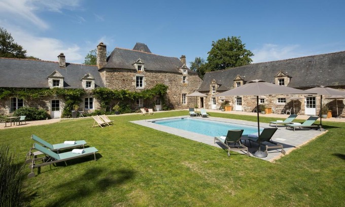 Malansac Bed & Breakfast | Elegant Manoir du Vau d'Arz with Pool and Ocean Views