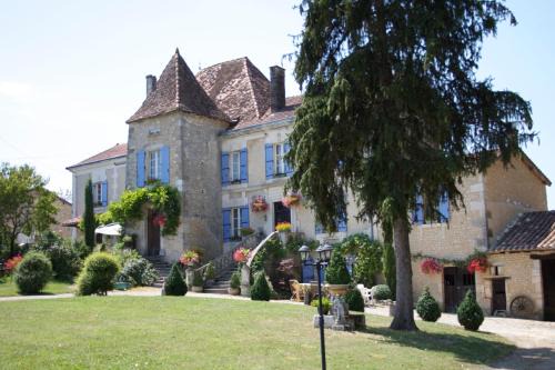 Montmoreau-Saint-Cybard Bed & Breakfast | Discover Manoir La Breuille: Oceanfront Bliss Awaits