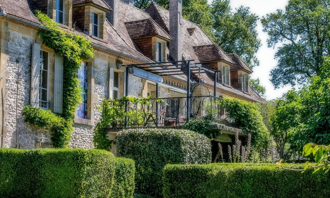 Saint-Raphael House | Experience Manoir Le Cuvier: Pet-Friendly Retreat with Pool