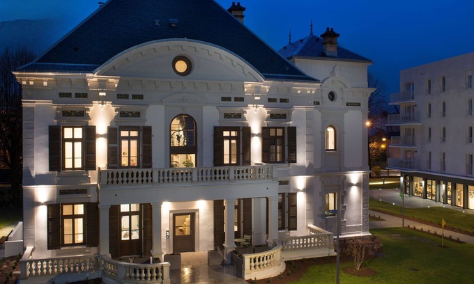 Albertville House | Elegant Manoir Le Parc de Jade: Rated 9.6/10 with Pool