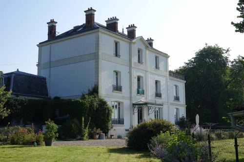 Villevaude Bed & Breakfast | Family-Friendly Manoir Le Parc Near Paris & Disneyland