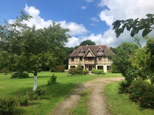 Saint-Etienne-la-Thillaye Bed & Breakfast | Experience Manoir Melphil: Oceanfront Delight with Breakfast