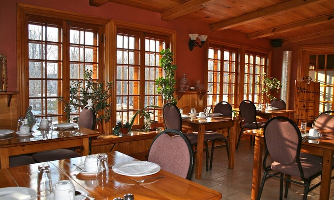 Marieville Hotel | Discover Manoir Ramezay: Family-Friendly with Breakfast