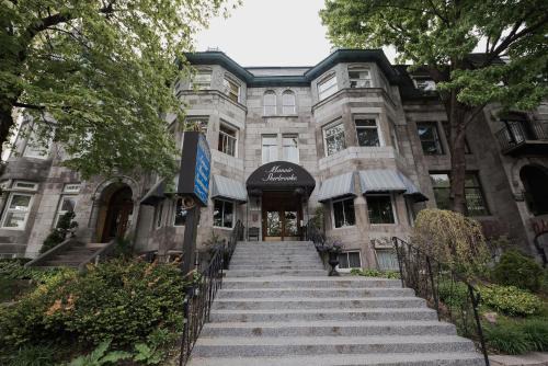 Quartier des Spectacles Hotel | Inviting Manoir Sherbrooke with Family-Friendly Amenities