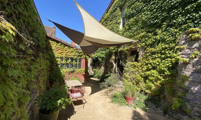 Cuisery House | Unwind at Manor Bressan: Guest Rated 9.8 with Ocean Views