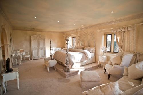Thorpe House | Experience Unmatched Comfort at Manor Court - 5 Star Stay