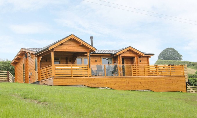 Bettws Cedewain Cottage | Family-Friendly Retreat at Manor Farm Lodges - Dragon Lodge
