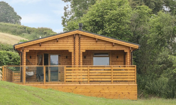 Bettws Cedewain Cottage | Family-Friendly Red Kite Lodge at Manor Farm in Newtown