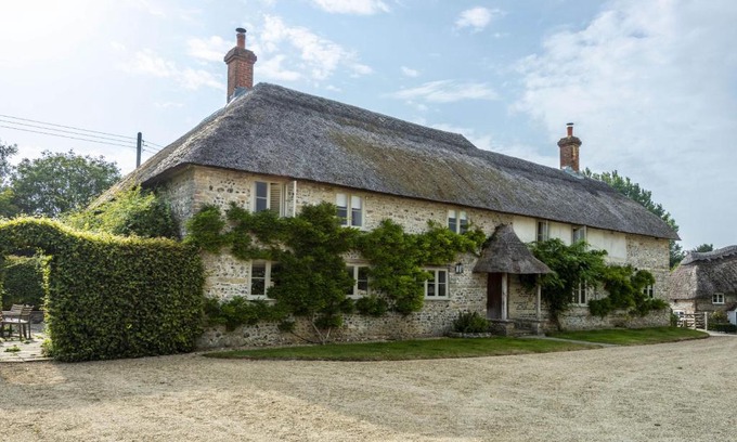 Maiden Newton House | Family-Friendly Getaway at Manor Farmhouse