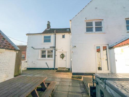 Reighton House | Welcoming Manor Farmhouse: Pet & Child Friendly Retreat