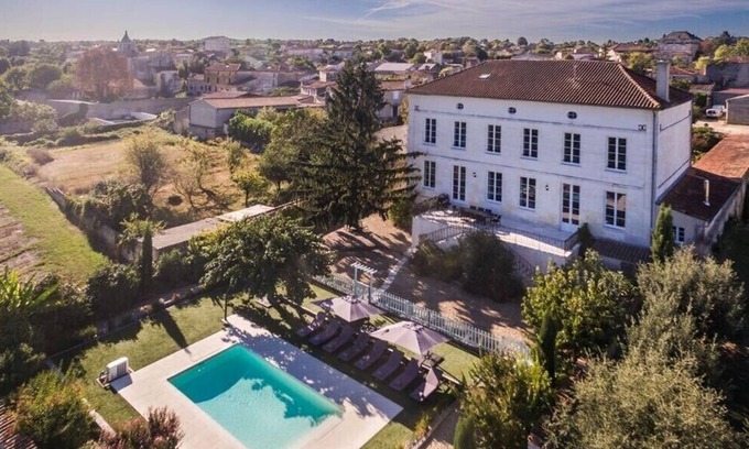 Saint-Meme-les-Carrieres Villa | Elegant Manor House Surrounded by Scenic Vineyards