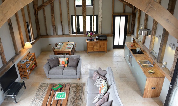 Saxmundham House | Pet Friendly Manor House Barn in Picturesque Peasenhall