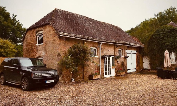 Holworth House | Pet-Friendly Manor House Mews: Cozy Stable Conversion Retreat