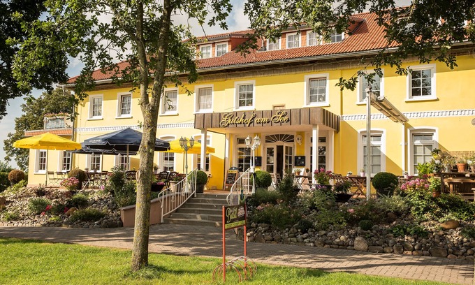 Klein Upahl Other | Scenic Manor House by the Lake with On-Site Steakhouse