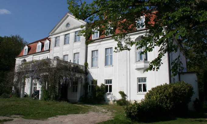 Bad Sulze Apartment | Family-Friendly Manor House Redderstorf with Kitchen Access