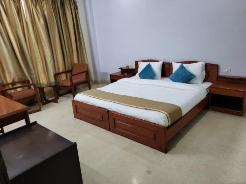 Noida House | Cozy Manor Inn Suites with Kitchen and Pet-Friendly Perks