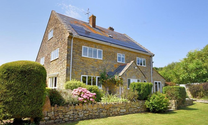 Burton Bradstock House | Elegant Manor Lodge: Family-Friendly 4-Star Retreat
