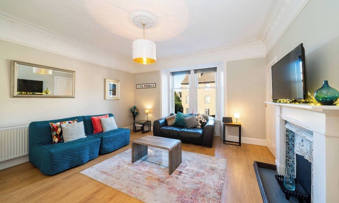 Broughty Ferry Apartment | Manor Place - Ideal for Families with Breakfast & Kitchen