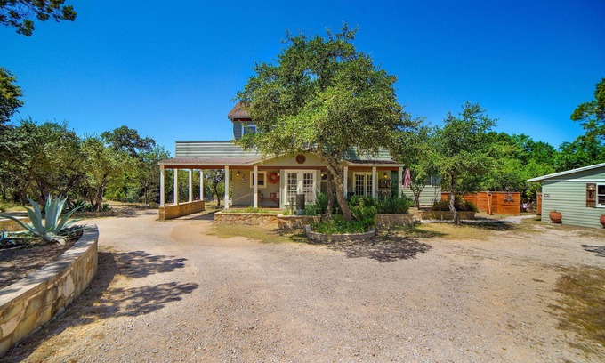 Austin House | Manor: Secluded Escape with Spa and Hot Tub Amenities
