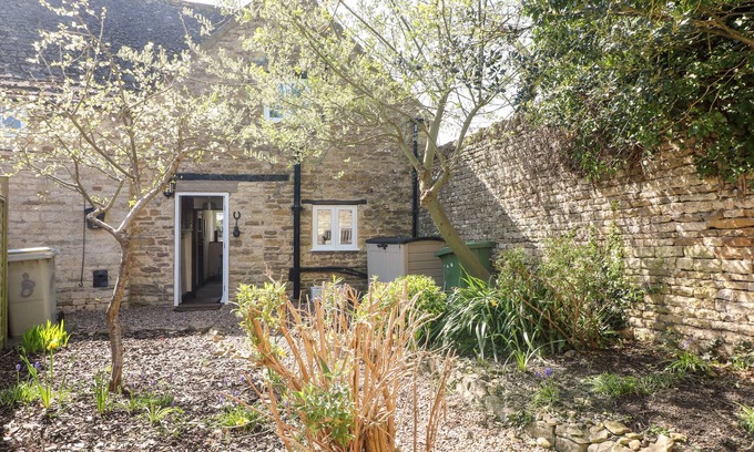 North Luffenham Cottage | Pet-Friendly Manor View with Garden in Edith Weston