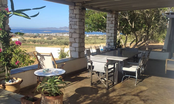 Paros Villa | Manos-Lena House: Oceanfront Paradise with Pool & Breakfast