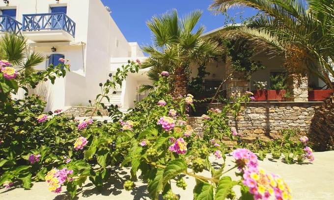 Megas Gialos House | Exceptional Stay at Manos Syros with Family-Friendly Amenities
