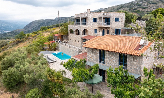 Lampini Villa | Manousaki Villa: Serene Retreat with Pool & Pet Friendly