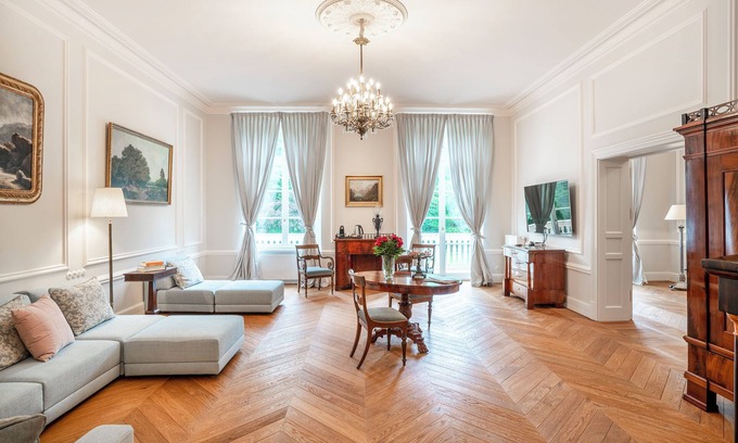 Nowe Warpno Bed & Breakfast | Elegant Manowce Palace Suite with Garden View & Hot Tub