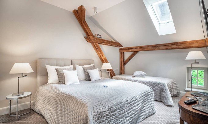 Nowe Warpno Bed & Breakfast | Manowce Palace - Triple Room with Hot Tub & Family-Friendly