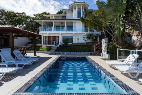 Brava House | Elegant Mansion with Pool Just 400m from Praia Brava