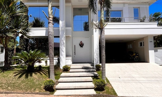 Campeche House | Unmatched Oceanfront Stay at Mansão Praia do Campeche