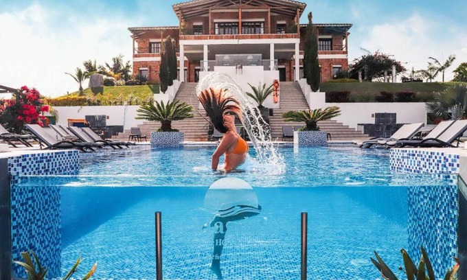 El Penol Villa | Elegant Mansión en Guatapé - Pool & Kitchen Amenities