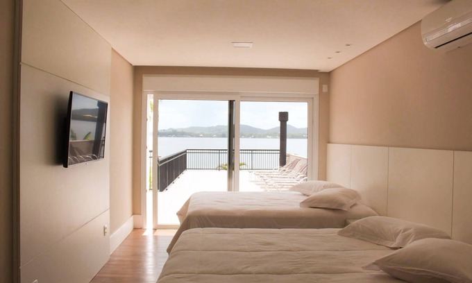 Canto da Lagoa House | Relax at Mansion Beira da Lagoa with Hydromassage & Pool