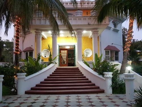 Alfredo V. Bonfil Bed & Breakfast | Welcoming Mansion Giahn Bed & Breakfast with Great Amenities