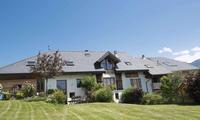 Mercury Villa | Inviting Farmhouse Nestled in Majestic Mountain Scenery