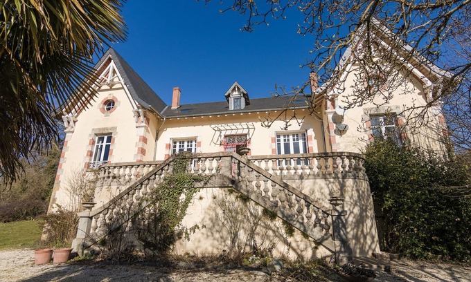 Savignac-Ledrier Villa | Exquisite Mansion with Private Pool in Aquitaine - Rated 9.8