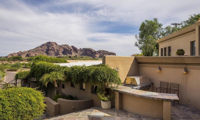Paradise Valley House | Exclusive Mansion Retreat in Paradise Valley with Pool