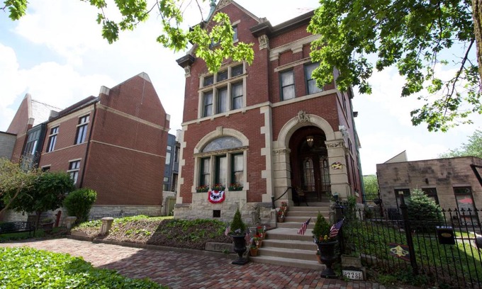 Lockerbie Square Bed & Breakfast | Elegant Mansion on The Mile B&B with Pet-Friendly Amenities