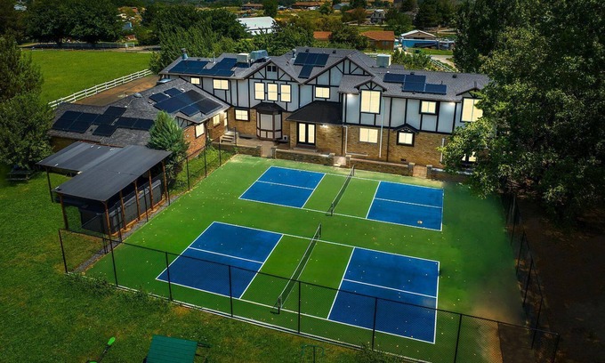 Bluffdale House | Mansion Pickleball Courts XL 17’ HotTub & Mini ZOO