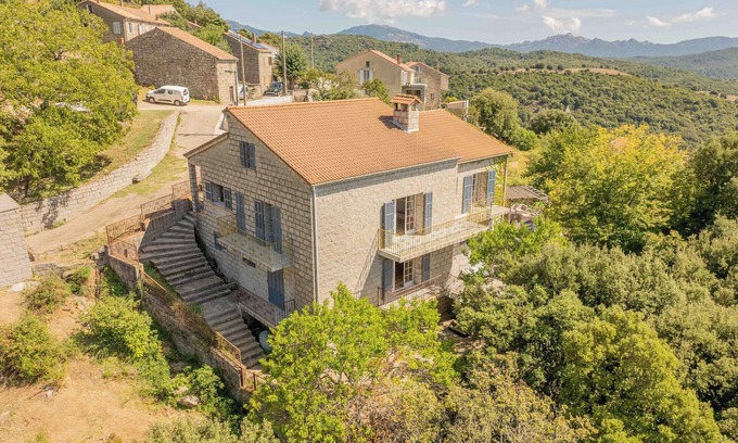 Sorbollano House | Elegant Mansion SORBOLLANO: Pet-Friendly with Spa & Lake View