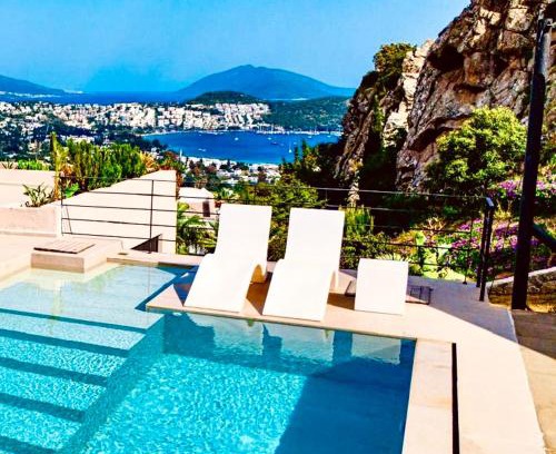 Dagbelen Villa | Elegant Mansion Overlooking the Sea with Breakfast Included