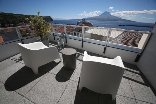 Horta Bed & Breakfast | Discover Manta Ray Lodge: Family-Friendly with Breakfast