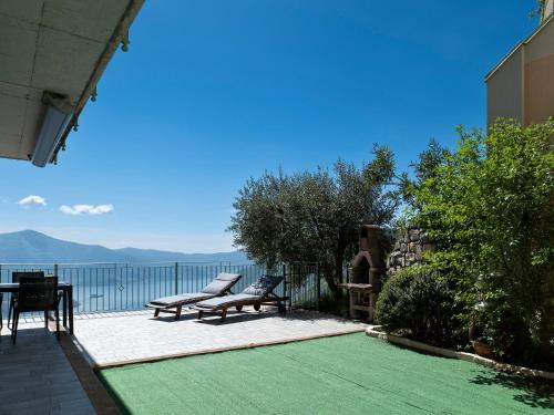 Plassi Apartment | Relaxing Mantegna: Garden Retreat with Lake View & Pool