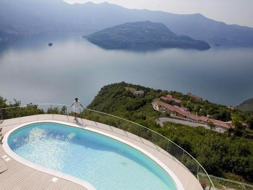 Plassi Apartment | Relax at Mantegna: Garden Oasis with Lake Views & Pool