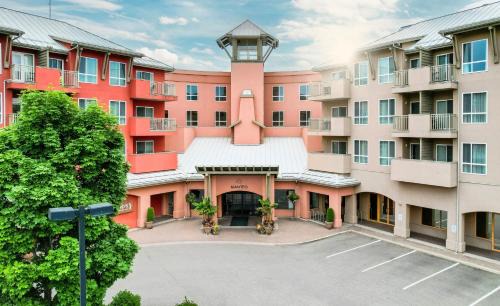 South Pandosy Resort | Relaxing Getaway at Manteo Resort with Ocean Views