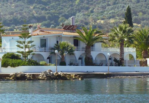 Paralia Kallonis Apartment | Cozy Manthos Sea View: Pet-Friendly with Great Reviews