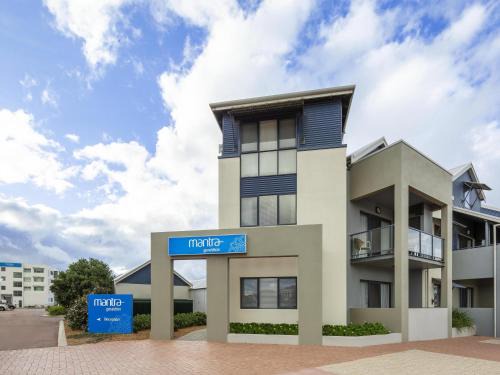 Geraldton Apartment | Relax at Mantra Geraldton: Oceanfront Oasis with Pool & Hot Tub